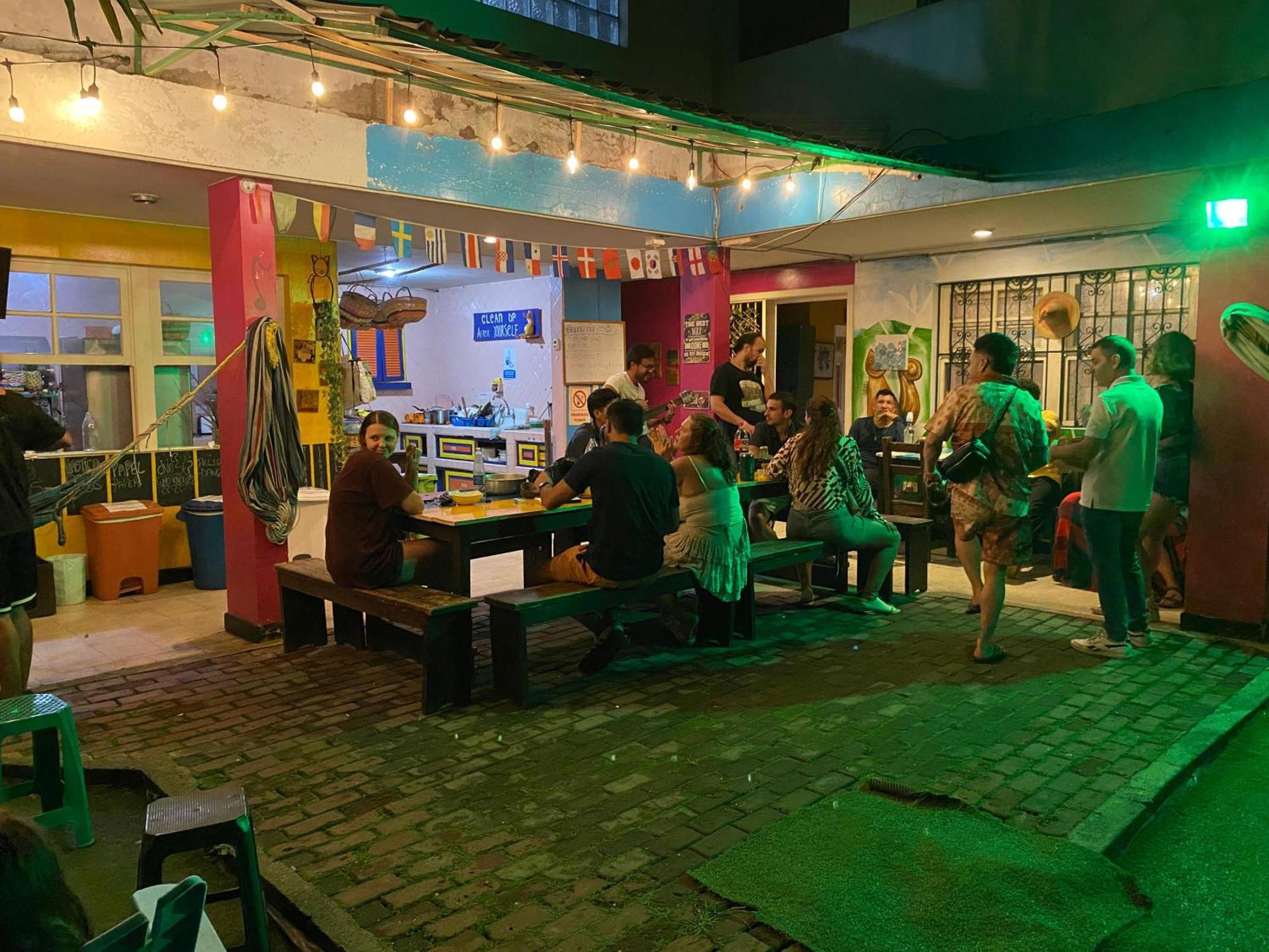 The Pelican Larry Hostel Cali Exterior foto